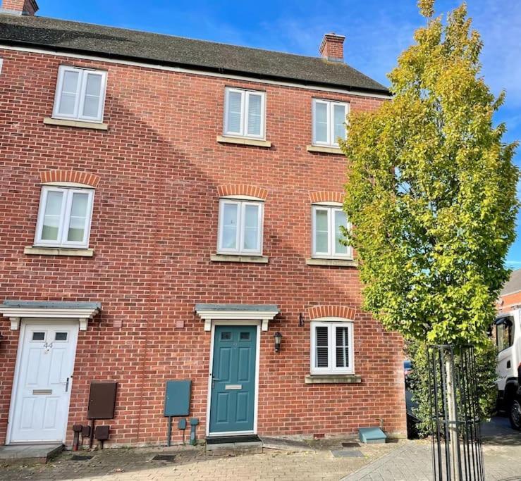 5 Bed House In Gloucester Hucclecote エクステリア 写真