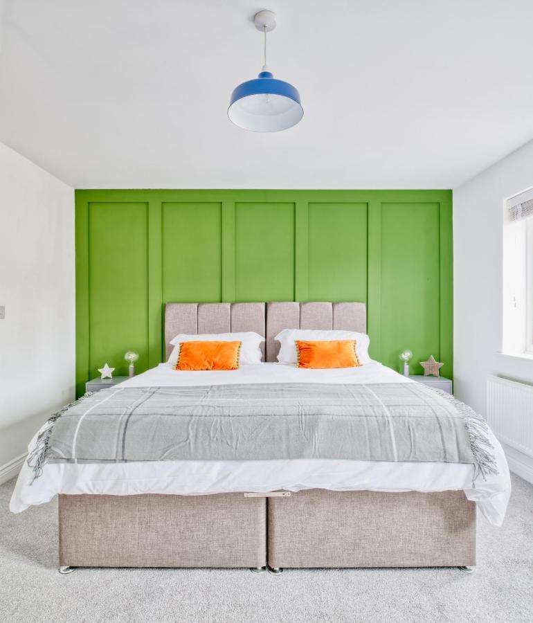 5 Bed House In Gloucester Hucclecote エクステリア 写真