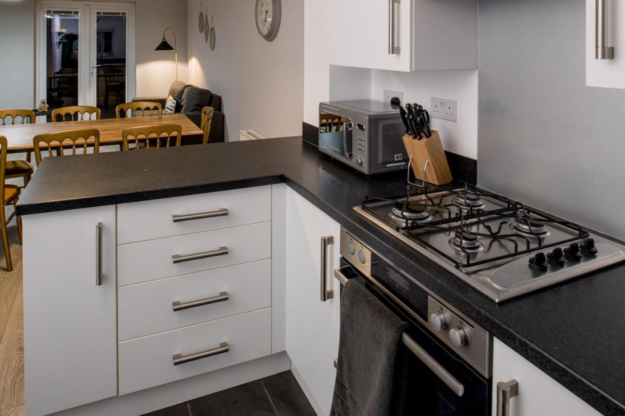 5 Bed House In Gloucester Hucclecote エクステリア 写真