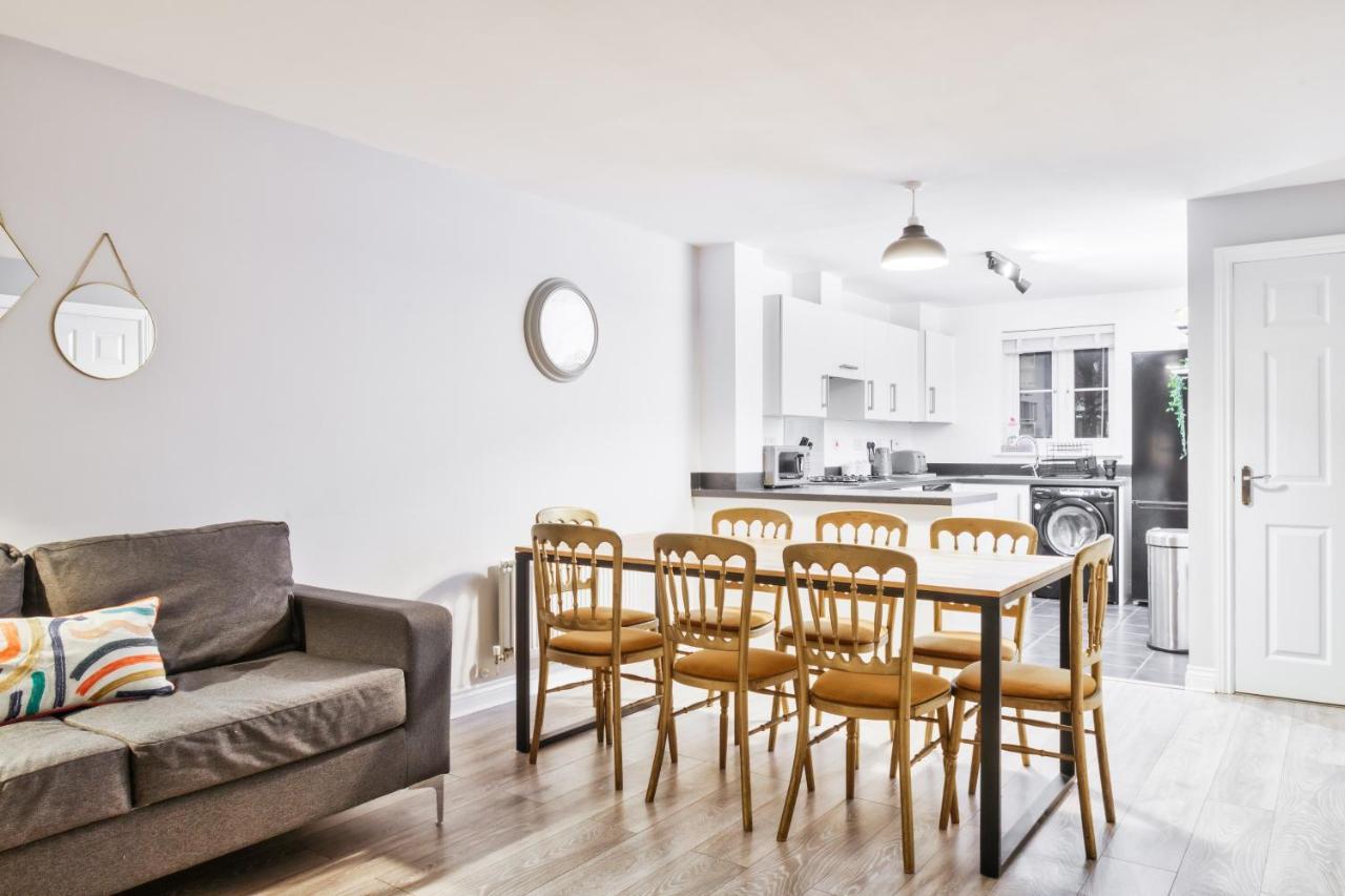 5 Bed House In Gloucester Hucclecote エクステリア 写真