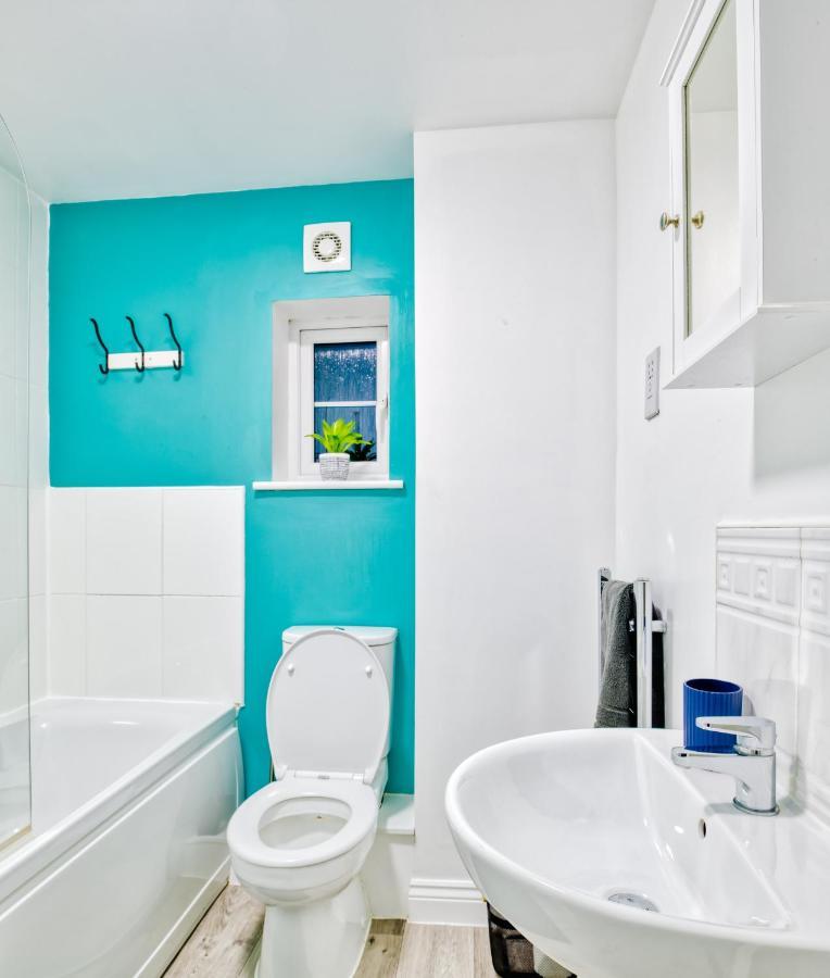 5 Bed House In Gloucester Hucclecote エクステリア 写真
