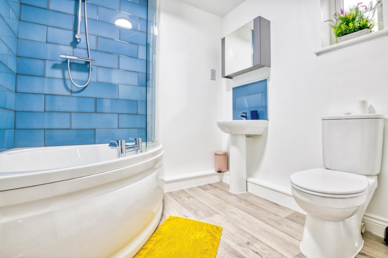 5 Bed House In Gloucester Hucclecote エクステリア 写真