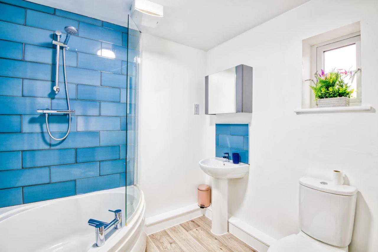 5 Bed House In Gloucester Hucclecote エクステリア 写真